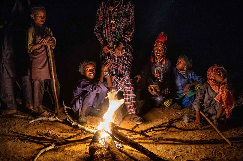 Around the Fire Group of Sudosukai – Wodaabe people © Roberto Pazzi