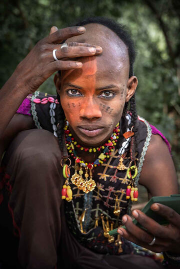 Before the Celebrations Wodaabe tribesman preparing for the Gerewol festival © Roberto Pazzi