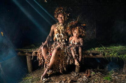 Chimbu People Portrait of a Chimbu woman with a Chimbu child © Roberto Pazzi