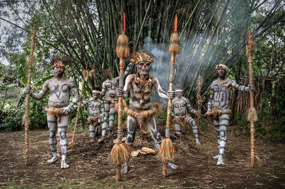 Moko Moko Group of Asaro Moko Moko tribesmen © Roberto Pazzi