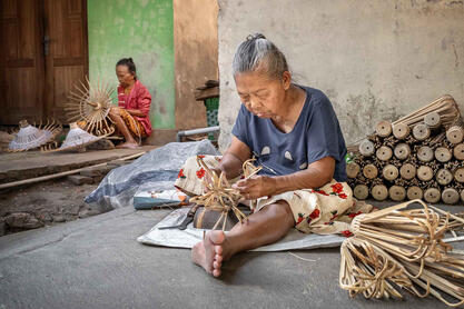 A Life in Craft Portrait of an elderly woman crafting traditional Javanese umbrellas © Roberto Pazzi