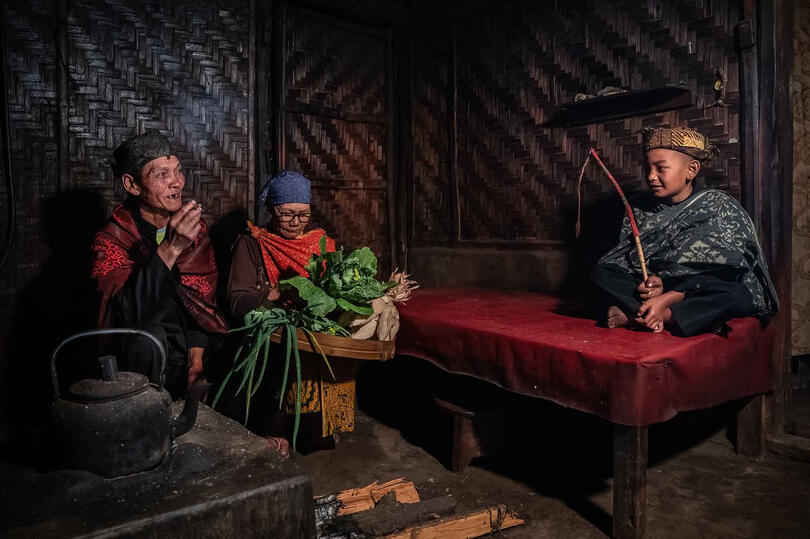 Storytelling Intimate daily scene in a Tengger family © Roberto Pazzi