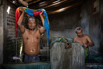 Water and Colors Batik factory workers washing fabric © Roberto Pazzi