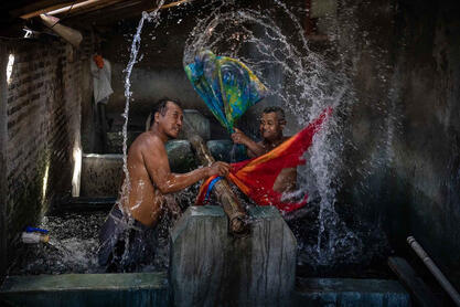 Hand Wash Batik factory workers washing fabric © Roberto Pazzi