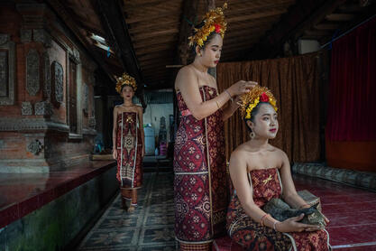 The Robing An intimate moment during the dressing for the Rejang dance © Roberto Pazzi