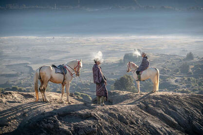 Smoke and Sand Tengger horsemen on the slopes of the Bromo volcano © Roberto Pazzi
