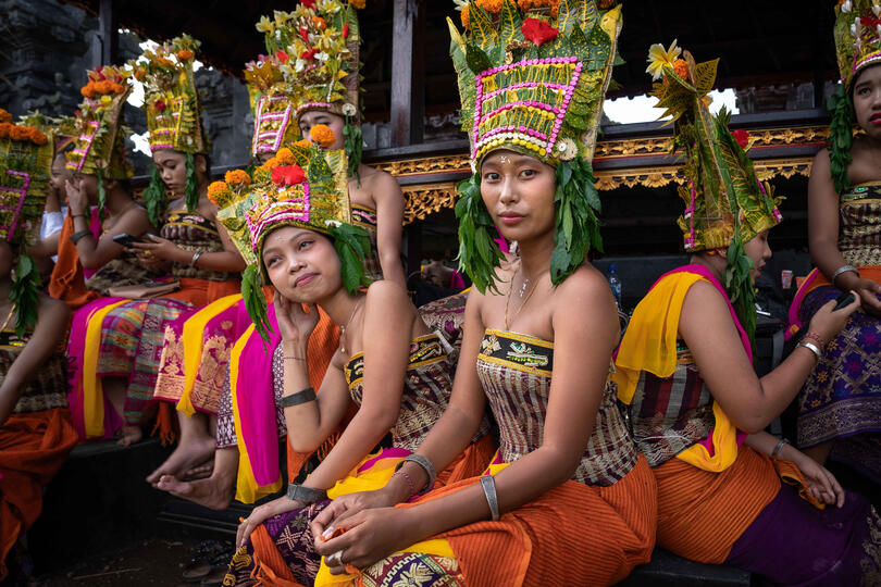 Rejang Dancers Group of dancers for the Rejang dance, ritual offering of gratitude and respect toward the divine © Roberto Pazzi