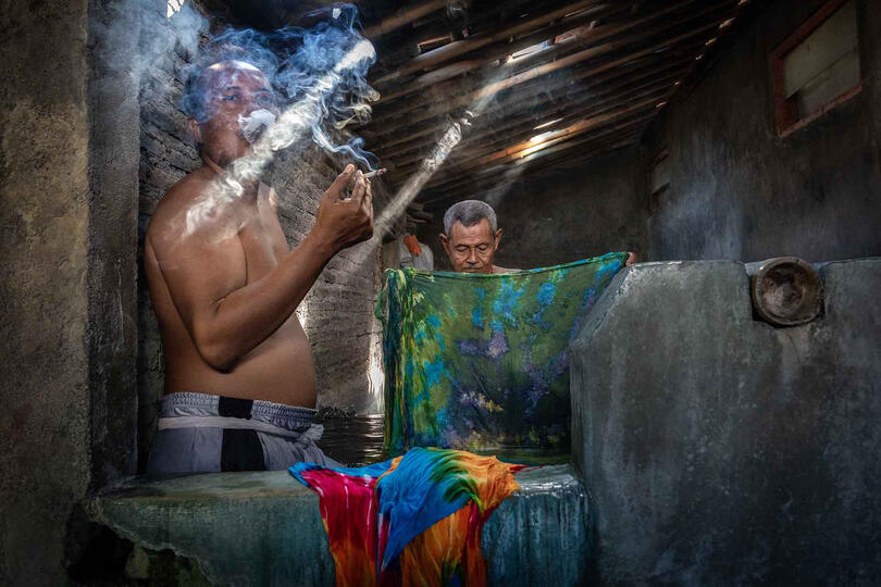 The Break Portrait of a batik factory worker at rest © Roberto Pazzi