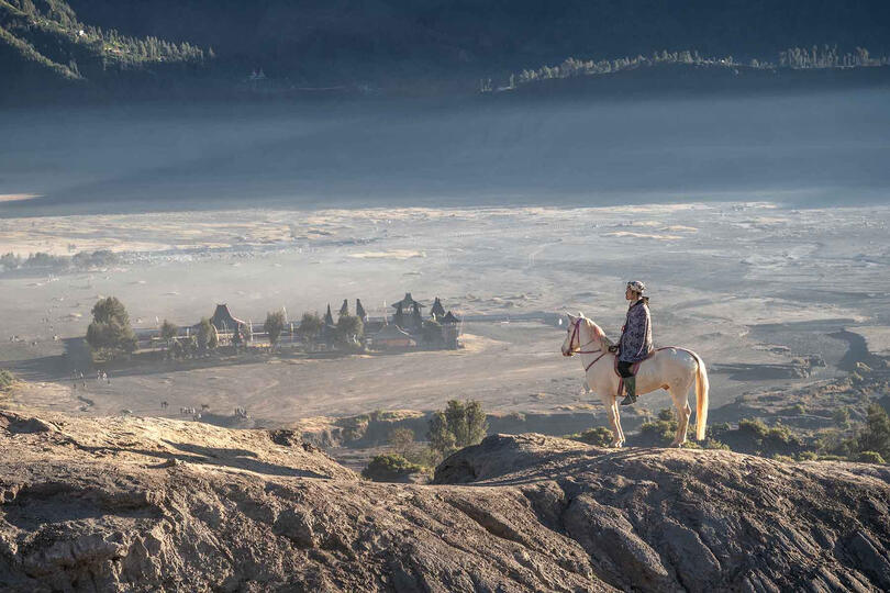 Kings of Sand Tengger horseman on the slopes of the Bromo volcano © Roberto Pazzi