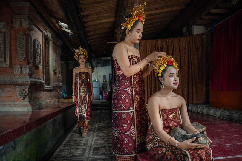The Robing An intimate moment during the dressing for the Rejang dance © Roberto Pazzi