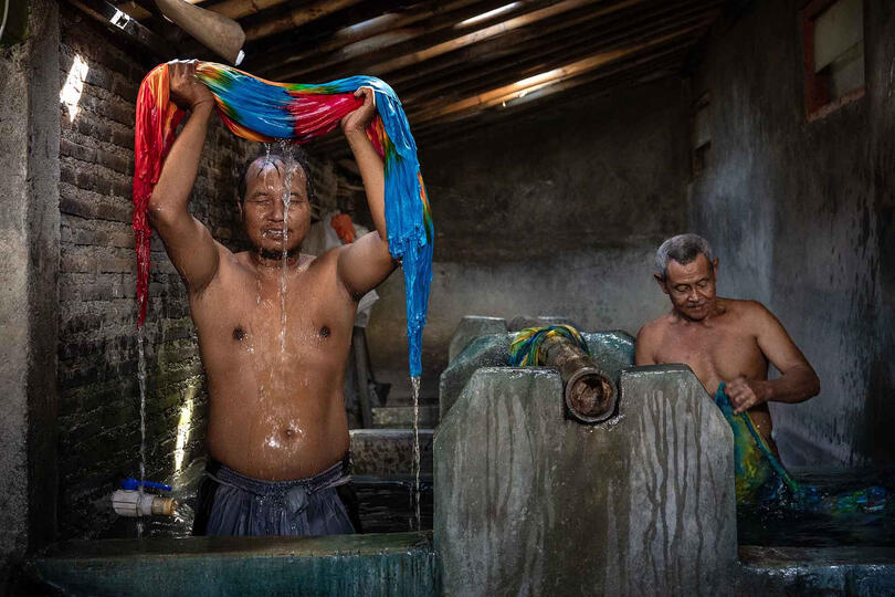 Water and Colors Batik factory workers washing fabric © Roberto Pazzi