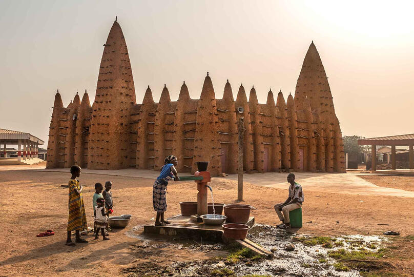 The Mosque and the Well Daily life scene at the Great Mosque of Kong © Roberto Pazzi
