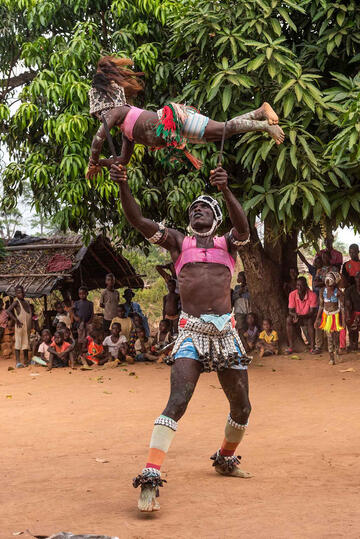 Life on the Razor’s Edge The acrobatic dance of a snake girl and the Sambo © Roberto Pazzi