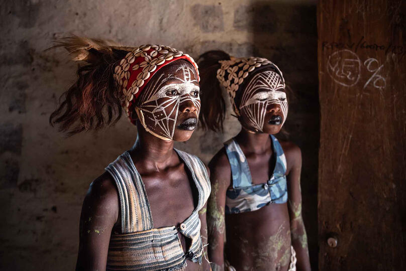 Acrobatic Dancers Portrait of snake girls, acrobatic dancers from the Guéré ethnic group © Roberto Pazzi