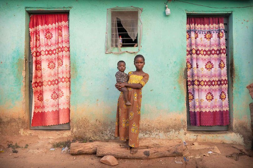 Siblings Portrait of a young Senoufo girl with her little brother © Roberto Pazzi