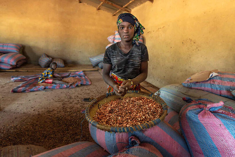 The Young Worker Portrait of a young peanut harvester © Roberto Pazzi