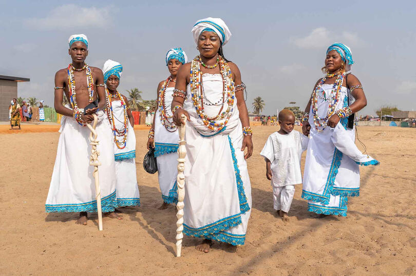 Mami Wata Devotees on their way to celebrate the Vodun Mami Wata © Roberto Pazzi