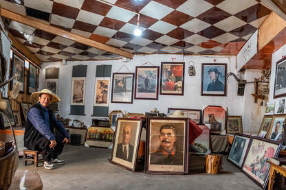 Memories Portrait of a man with his collection of communist memories © Roberto Pazzi