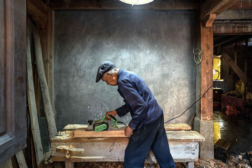 The Carpenter The work of en elderly Hani carpenter in his workshop © Roberto Pazzi