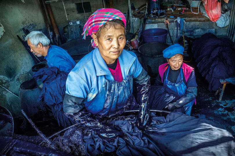 The Dyer's Workshop Bai people working on the traditional indigo-dyed batik textiles © Roberto Pazzi