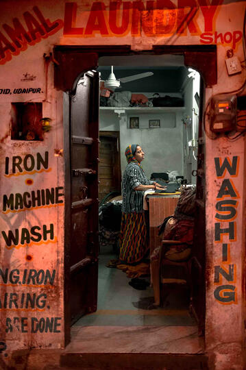 The Laundry The work in a laundry by night © Roberto Pazzi