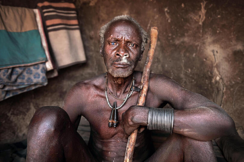 The Elder Portrait of an elderly Himba man sniffing tobacco © Roberto Pazzi