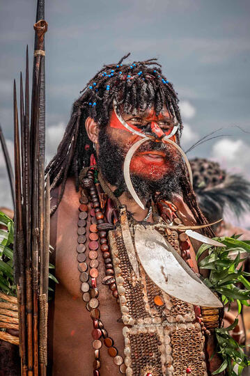 Colors of War Portrait of a Dani warrior in the traditional war attire © Roberto Pazzi