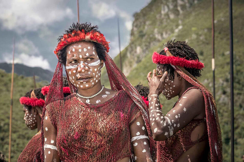 Dani Women Group of Dani women © Roberto Pazzi