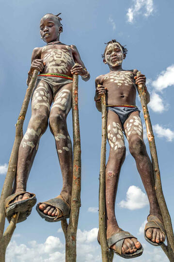 Stilt Walkers Portrait of Banna children © Roberto Pazzi