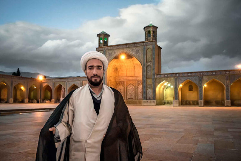 Sunset on the Mosque Portrait of an Imam, a religious leader having an influence on political decisions © Roberto Pazzi