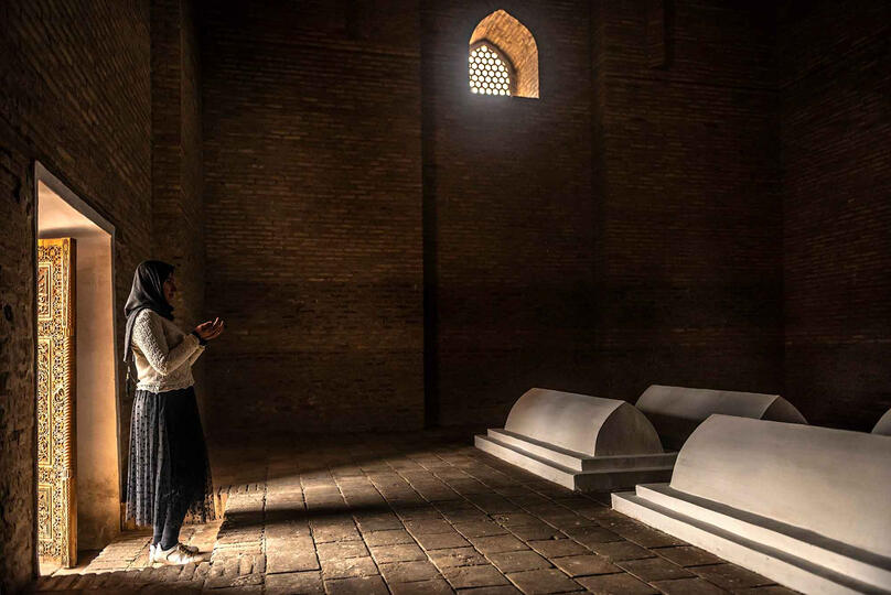 Life and Death Portrait of a young woman praying inside a mausoleumn © Roberto Pazzi