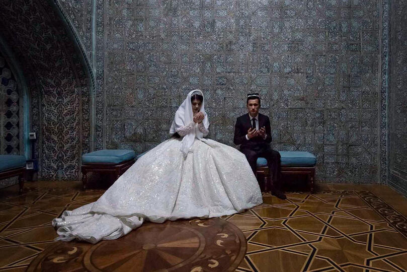 The Marriage Portrait of a couple receiving the blessing on their marriage in the mausoleum © Roberto Pazzi