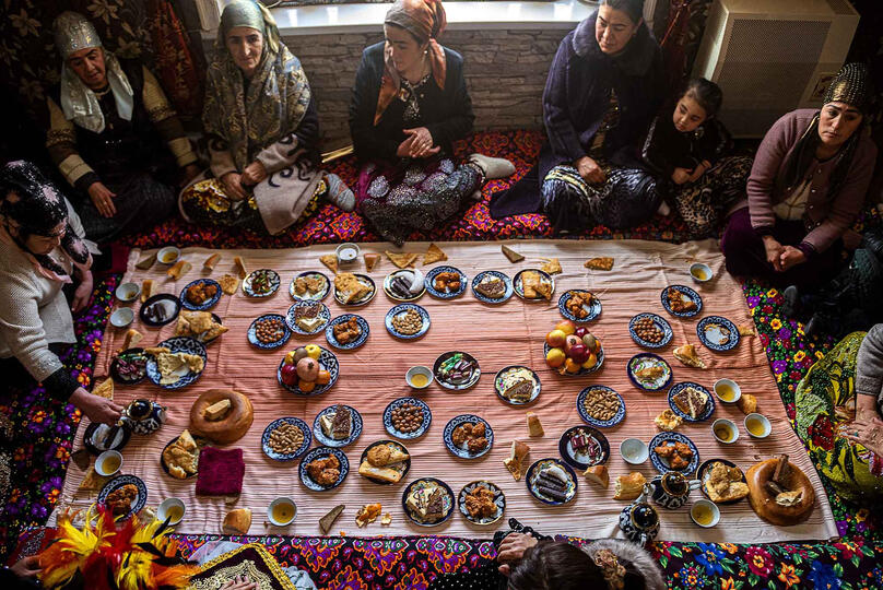 Nowruz Group of women celebrating Nowruz © Roberto Pazzi