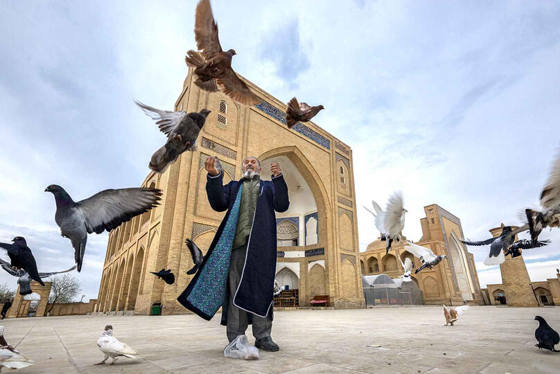 The Lord of the Birds Portrait of an imam feeding his beloved pigeons inside his mosque complex © Roberto Pazzi